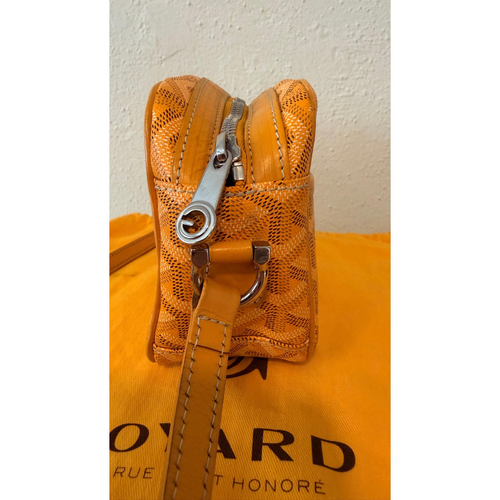 Side view of GOYARD YELLOW CAP VERT CROSSBODY BAG showing zipper and adjustable strap.