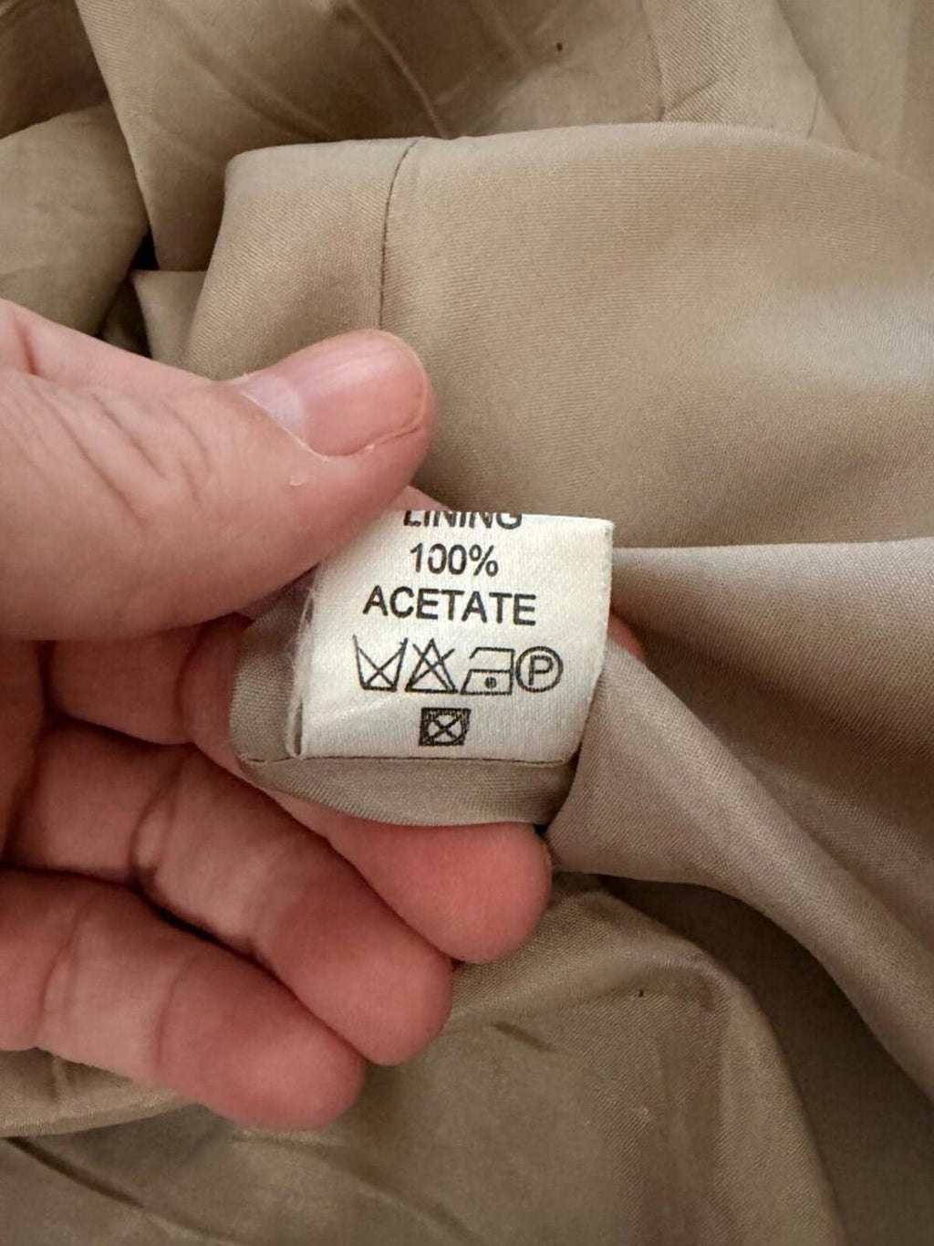 Care label showing fabric composition of 100% acetate for a garment lining.