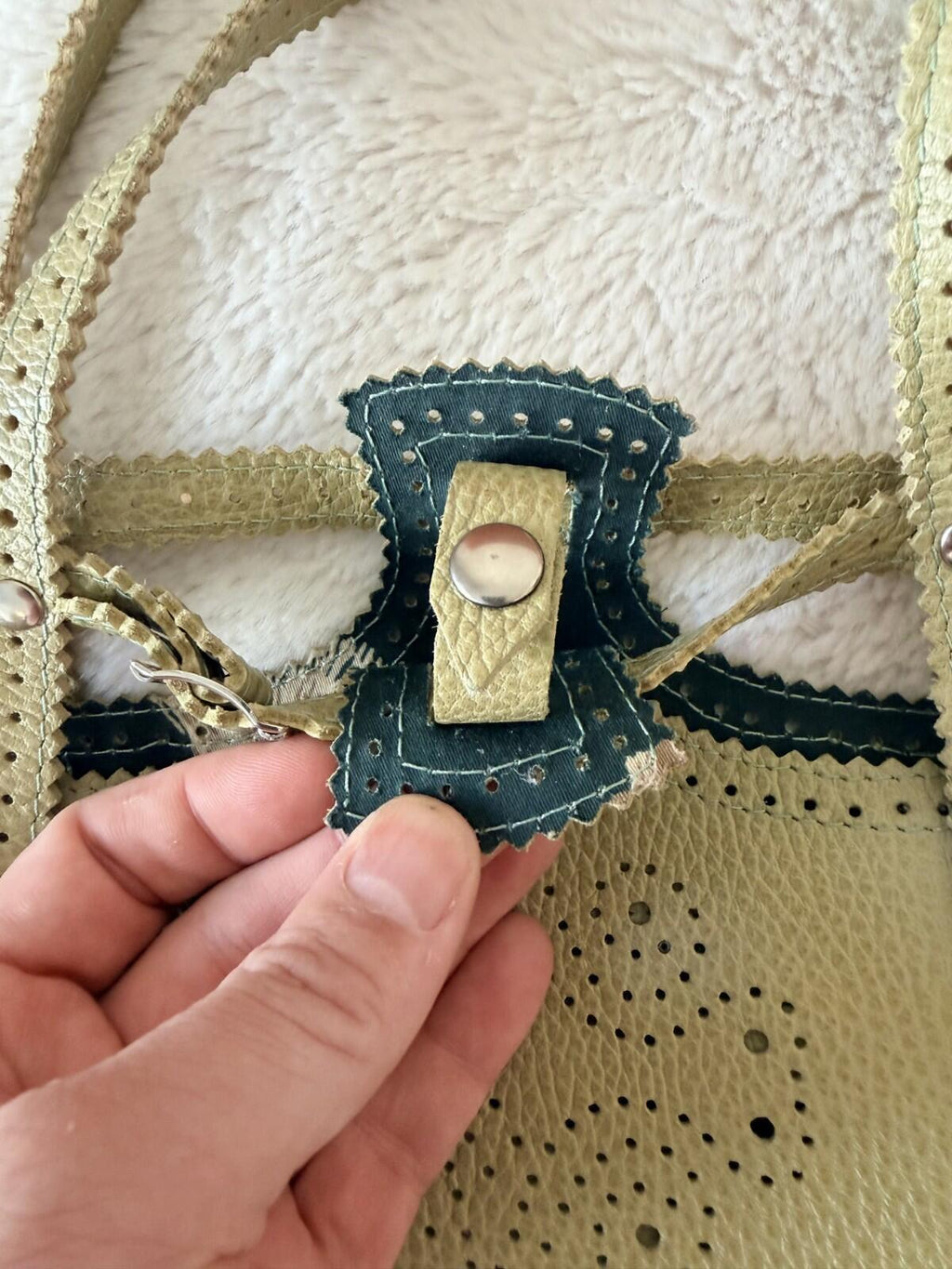 Close-up of the clasp detail on the JAMIN PUECH DELICATE DETAIL HANDBAG showcasing exquisite craftsmanship.