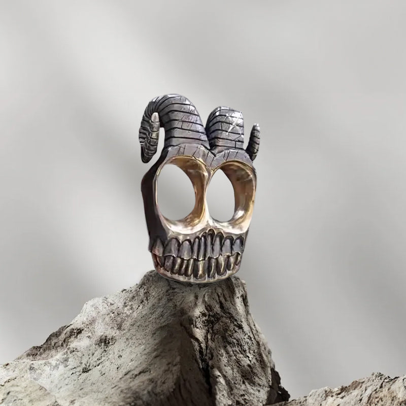 Retro - Luxury Sheep Horns Knuckle Ring: A Vintage Ram Horn Skull - inspired Knuckle Duster Ring, Ideal for Motorcyclists and Ro